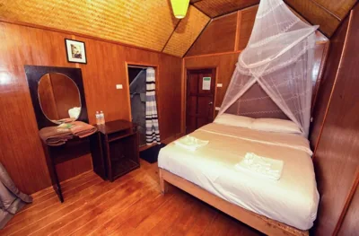 Standard Double Room with Fan — Tree House Bungalows Koh Tao